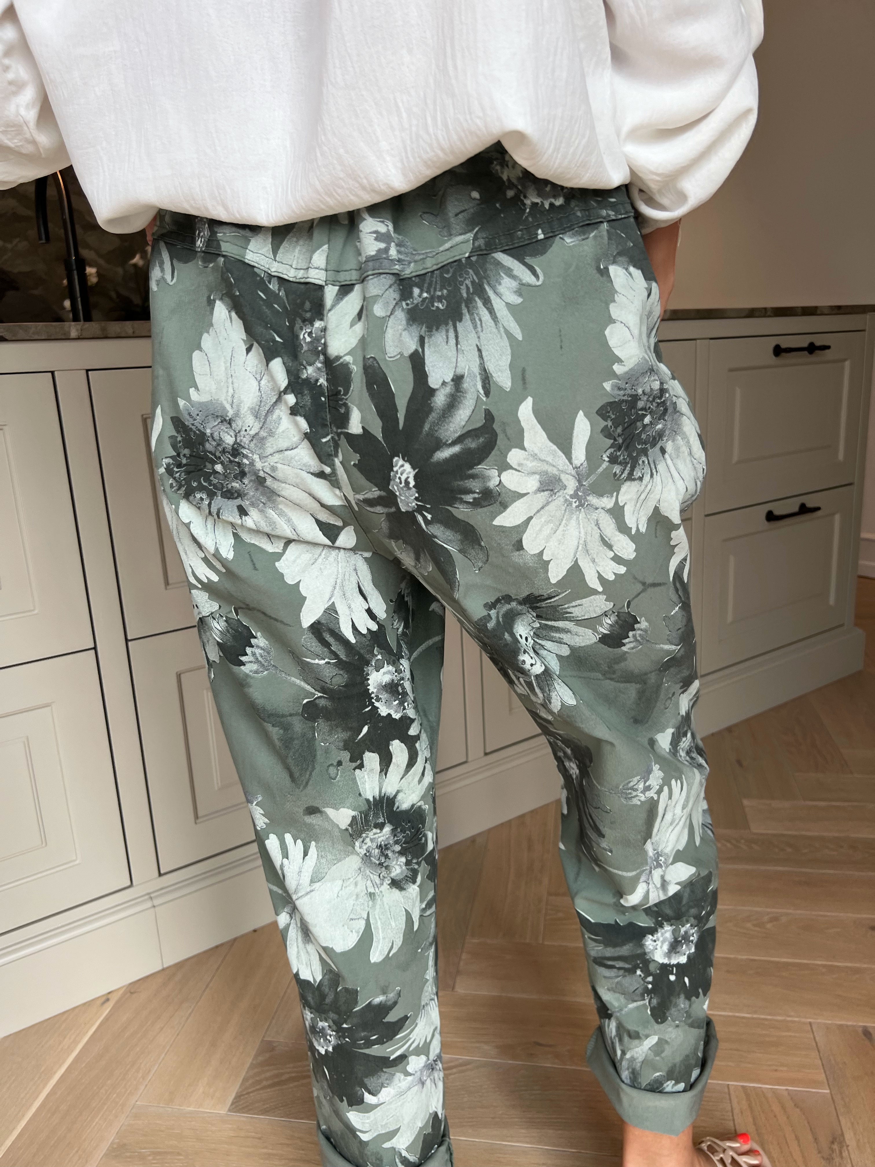 Dakota - Plus size bukser i viskoseblanding med blomsterprint og elastikkant i livet